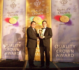 Ο Υπεύθυνος Πιστοποίησης του Τμ. Μεταποίησης, του Ινστιτούτου BIO Hellas κ. Απόστολος Κορτέσης παραλαμβάνει το βραβείο Quality Crown Award από το Πρόεδρο και CEO της Business Initiative Directions κ. Jose E. Prieto.